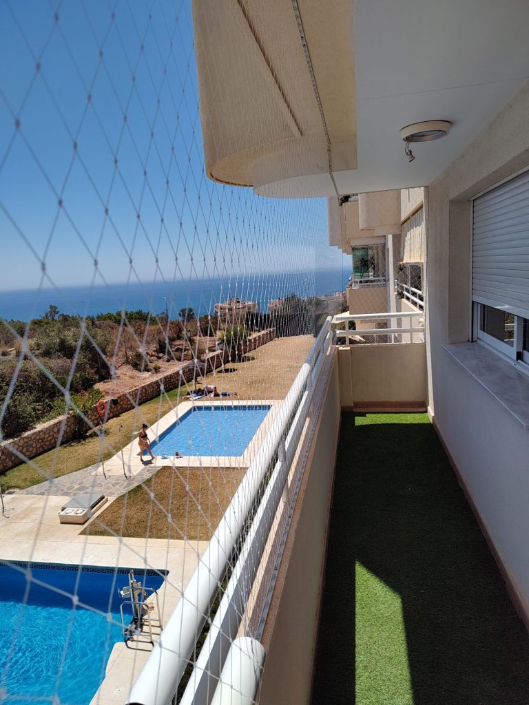 Vista de piscina y jardín